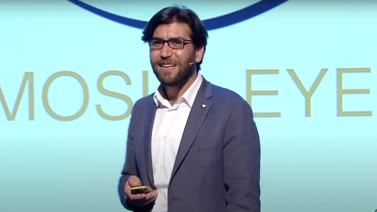 Omar Mohammed delivering a keynote as Mosul Eye